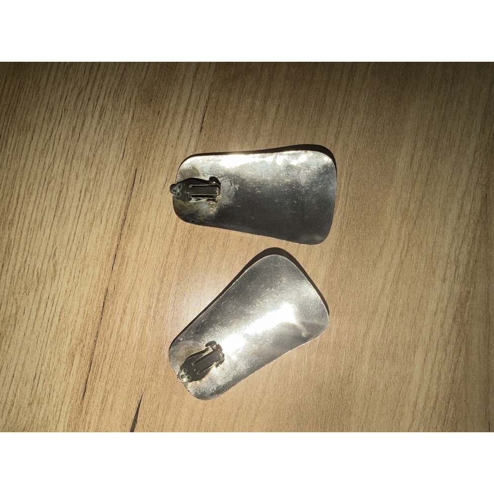 Women's Shiny Silver Tone Vintage Clip-On Earrings Shield Statement Chic - Picture 5 of 5